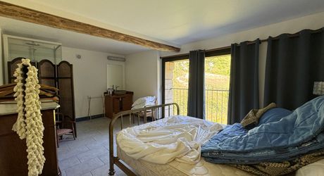 Une maison pleine de vie et de possibilités avec piscine et 2 hectares et demi et ... 9 chambres !