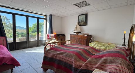 Une maison pleine de vie et de possibilités avec piscine et 2 hectares et demi et ... 9 chambres !
