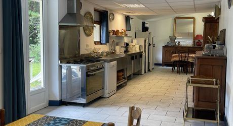 Une maison pleine de vie et de possibilités avec piscine et 2 hectares et demi et ... 9 chambres !