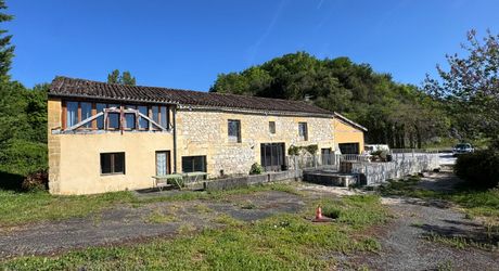 Une maison pleine de vie et de possibilités avec piscine et 2 hectares et demi et ... 9 chambres !