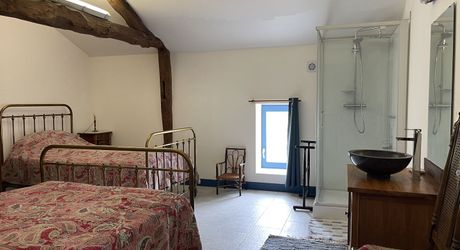 Une maison pleine de vie et de possibilités avec piscine et 2 hectares et demi et ... 9 chambres !