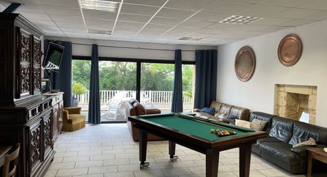 Une maison pleine de vie et de possibilités avec piscine et 2 hectares et demi et ... 9 chambres !