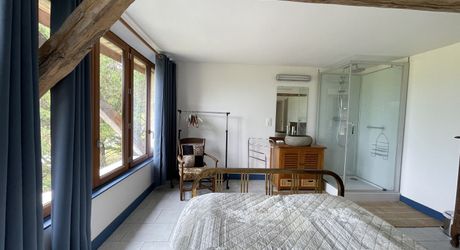 Une maison pleine de vie et de possibilités avec piscine et 2 hectares et demi et ... 9 chambres !