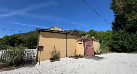 Une maison pleine de vie et de possibilités avec piscine et 2 hectares et demi et ... 9 chambres !