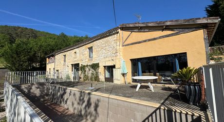 Une maison pleine de vie et de possibilités avec piscine et 2 hectares et demi et ... 9 chambres !