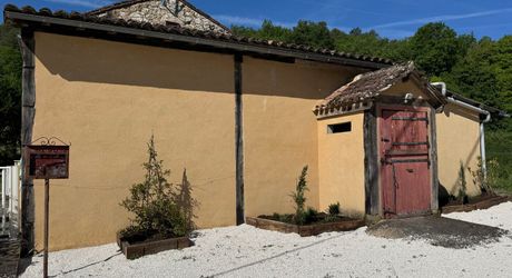 Une maison pleine de vie et de possibilités avec piscine et 2 hectares et demi et ... 9 chambres !