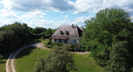 Entre ciel et vallées, une maison de pierre au cœur du Périgord Noir
