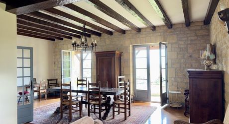 Entre ciel et vallées, une maison de pierre au cœur du Périgord Noir