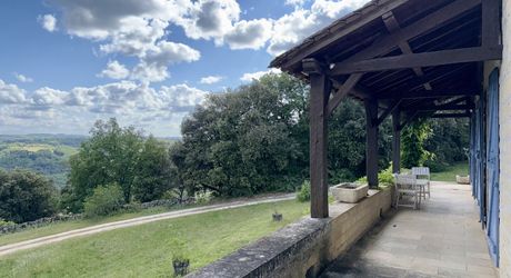 Entre ciel et vallées, une maison de pierre au cœur du Périgord Noir