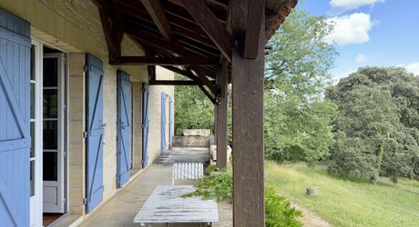 Entre ciel et vallées, une maison de pierre au cœur du Périgord Noir