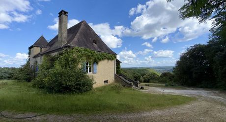 Entre ciel et vallées, une maison de pierre au cœur du Périgord Noir