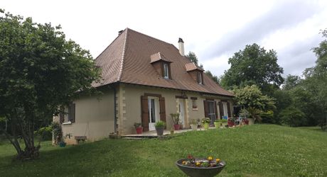 Grande maison de 4 chambres, bureau et sous-sol total