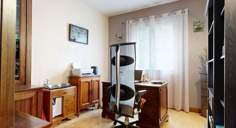 Grande maison de 4 chambres, bureau et sous-sol total