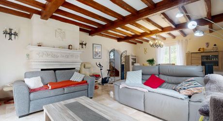 Grande maison de 4 chambres, bureau et sous-sol total