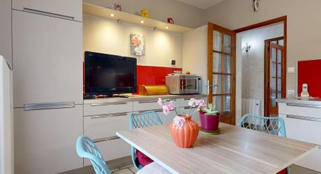 Grande maison de 4 chambres, bureau et sous-sol total