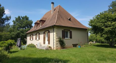 Grande maison de 4 chambres, bureau et sous-sol total