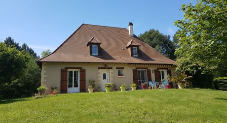 Grande maison de 4 chambres, bureau et sous-sol total