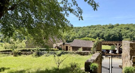 EXCLUSIVITÉ - Manoir médiéval avec vue panoramique et jardin suspendu en Périgord Noir proche Sarlat