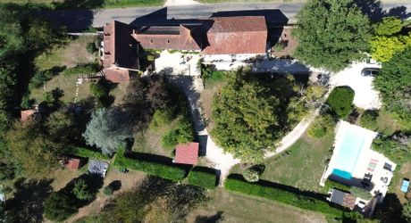Périgord Noir – Propriété en pierre avec 5 gîtes et piscine chauffée