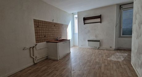 Maison de village ancienne, à renover, dans le Bugue comprenant 2 appartements 