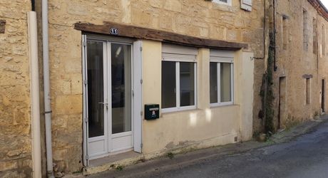 Maison de village ancienne, à renover, dans le Bugue comprenant 2 appartements 