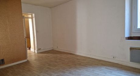 Maison de village ancienne, à renover, dans le Bugue comprenant 2 appartements 