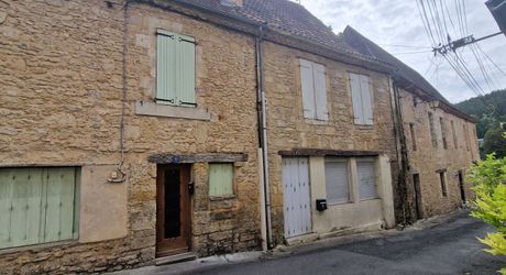 Maison de village ancienne, à renover, dans le Bugue comprenant 2 appartements 