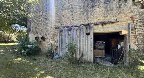 Beau bien de caractère avec dépendances à rénover – Idéal projet touristique ou familial Périgord Noir