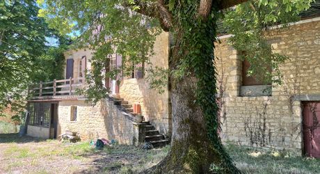 Beau bien de caractère avec dépendances à rénover – Idéal projet touristique ou familial Périgord Noir