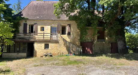 Beau bien de caractère avec dépendances à rénover – Idéal projet touristique ou familial Périgord Noir
