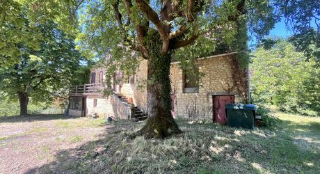 Beau bien de caractère avec dépendances à rénover – Idéal projet touristique ou familial Périgord Noir