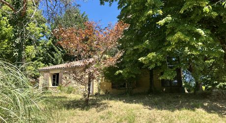 Beau bien de caractère avec dépendances à rénover – Idéal projet touristique ou familial Périgord Noir