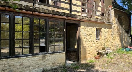 Beau bien de caractère avec dépendances à rénover – Idéal projet touristique ou familial Périgord Noir