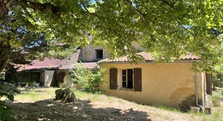 Beau bien de caractère avec dépendances à rénover – Idéal projet touristique ou familial Périgord Noir