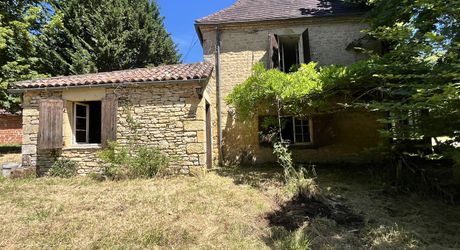 Beau bien de caractère avec dépendances à rénover – Idéal projet touristique ou familial Périgord Noir