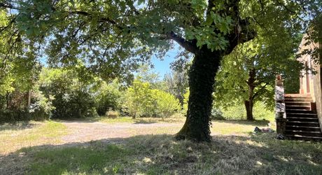 Beau bien de caractère avec dépendances à rénover – Idéal projet touristique ou familial Périgord Noir