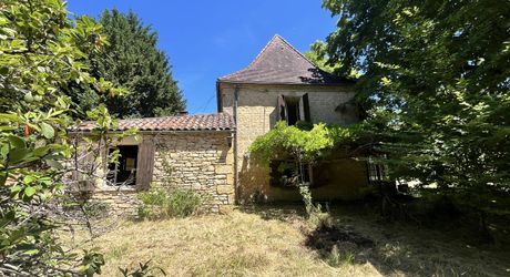 Beau bien de caractère avec dépendances à rénover – Idéal projet touristique ou familial Périgord Noir