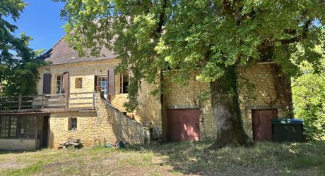 Beau bien de caractère avec dépendances à rénover – Idéal projet touristique ou familial Périgord Noir