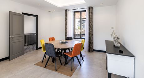 Sarlat-la-Canéda – Maison de ville entièrement rénovée avec espace balnéo, ascenseur, terrasses et stationnement