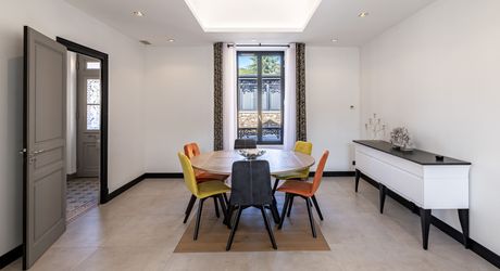 Sarlat-la-Canéda – Maison de ville entièrement rénovée avec espace balnéo, ascenseur, terrasses et stationnement