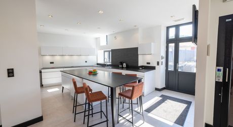 Sarlat-la-Canéda – Maison de ville entièrement rénovée avec espace balnéo, ascenseur, terrasses et stationnement