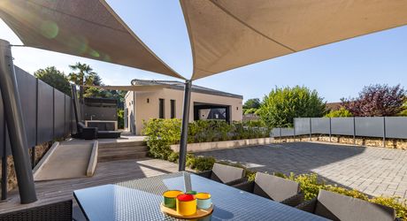 Sarlat-la-Canéda – Maison de ville entièrement rénovée avec espace balnéo, ascenseur, terrasses et stationnement