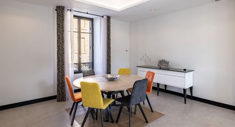 Sarlat-la-Canéda – Maison de ville entièrement rénovée avec espace balnéo, ascenseur, terrasses et stationnement
