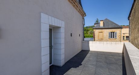 Sarlat-la-Canéda – Maison de ville entièrement rénovée avec espace balnéo, ascenseur, terrasses et stationnement