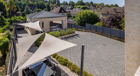Sarlat-la-Canéda – Maison de ville entièrement rénovée avec espace balnéo, ascenseur, terrasses et stationnement