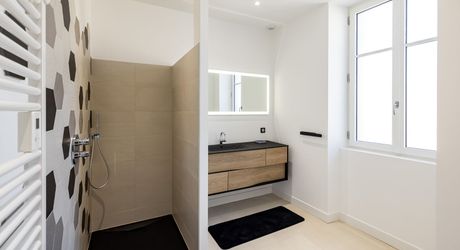 Sarlat-la-Canéda – Maison de ville entièrement rénovée avec espace balnéo, ascenseur, terrasses et stationnement