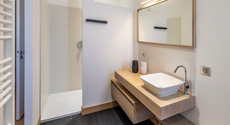 Sarlat-la-Canéda – Maison de ville entièrement rénovée avec espace balnéo, ascenseur, terrasses et stationnement