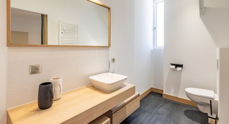 Sarlat-la-Canéda – Maison de ville entièrement rénovée avec espace balnéo, ascenseur, terrasses et stationnement