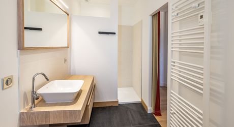 Sarlat-la-Canéda – Maison de ville entièrement rénovée avec espace balnéo, ascenseur, terrasses et stationnement