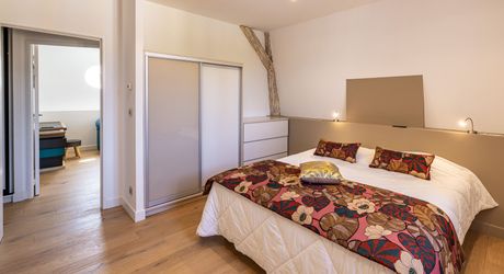 Sarlat-la-Canéda – Maison de ville entièrement rénovée avec espace balnéo, ascenseur, terrasses et stationnement